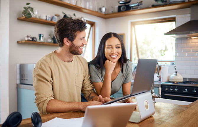 couple-kitchen-laptop