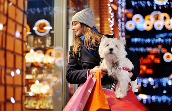 woman-shopping-dog