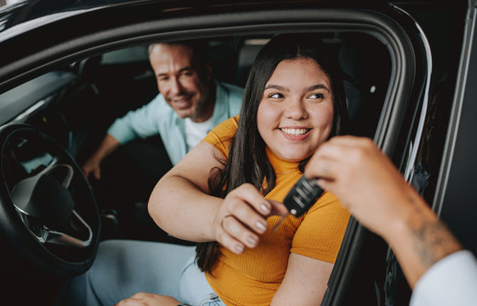 couple-new-car-keys