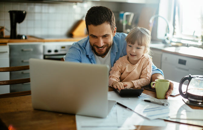 dad-daughter-laptop